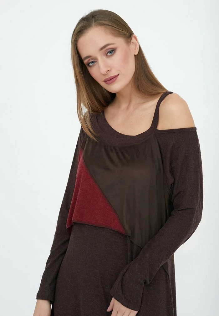 Madam-T KALATANA - Robe De Jour - Die Besetzung, Emanine Red 4 Madam-T KALATANA - Robe De Jour - Die Besetzung, Emanine Red – Image 4