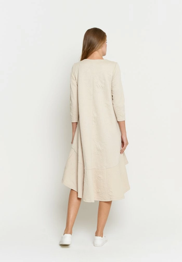 Madam-T MIA - Robe Pull - Sahne 3 Madam-T MIA - Robe Pull - Sahne – Image 3