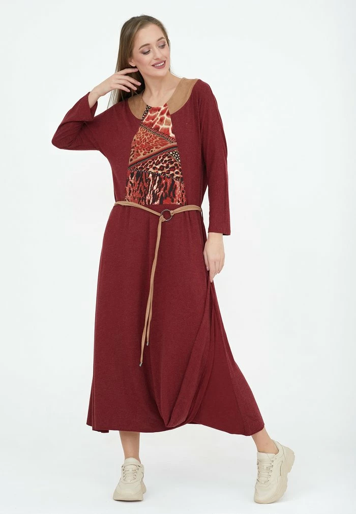 Madam-T CHANTA - Robe Longue - Babine Rot Beige 5 Madam-T CHANTA - Robe Longue - Babine Rot Beige – Image 5