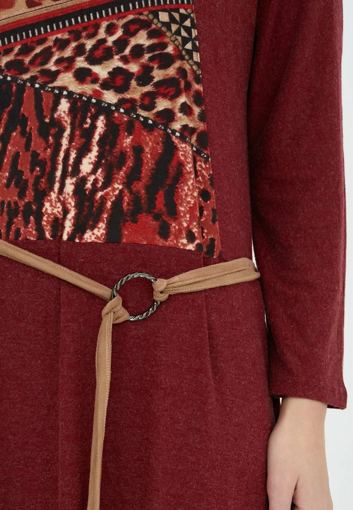 Madam-T CHANTA - Robe Longue - Babine Rot Beige 8 Madam-T CHANTA - Robe Longue - Babine Rot Beige – Image 8