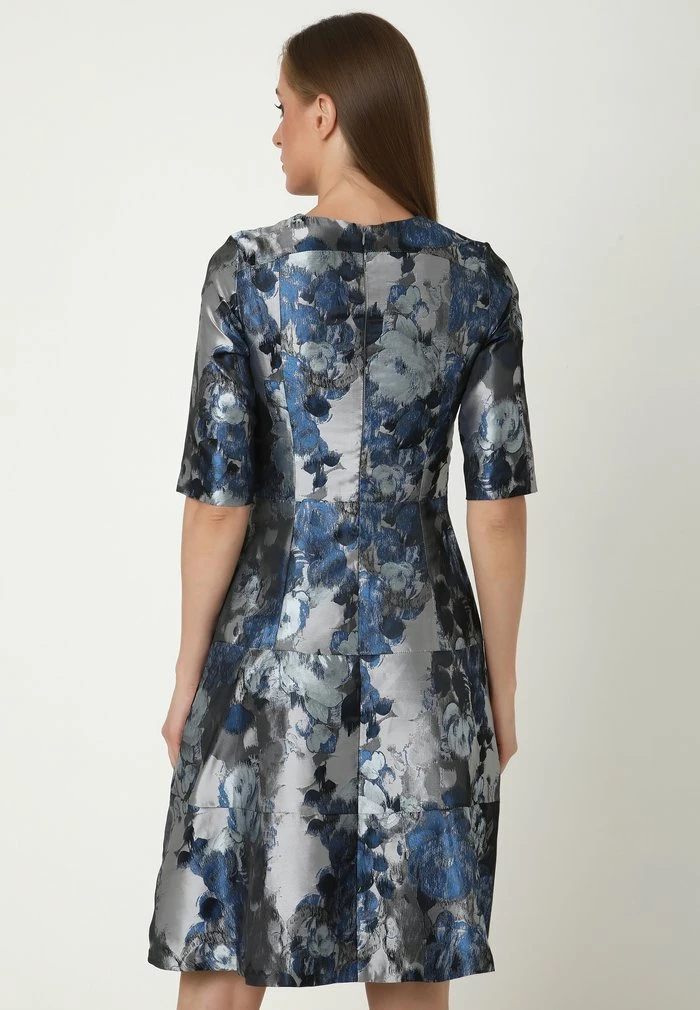 Madam-T Robe De Jour - Silbrig Blau 3 Madam-T Robe De Jour - Silbrig Blau – Image 3