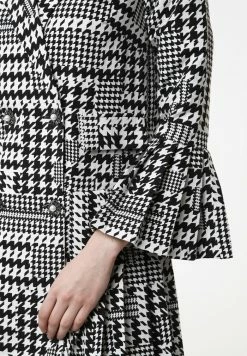 Madam-T TEODORA - Robe De Jour - Weiß Schwarz -Madam-T Soldes 2022 568feb3867e342a4abf4ef6ca394b290