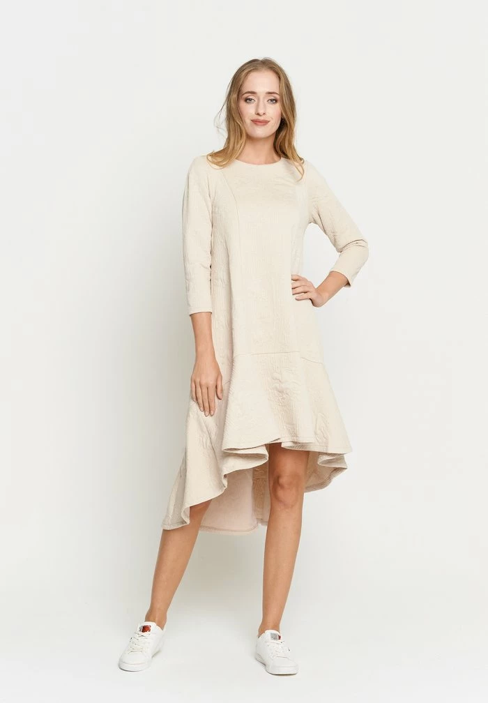 Madam-T MIA - Robe Pull - Sahne 1 Madam-T MIA - Robe Pull - Sahne