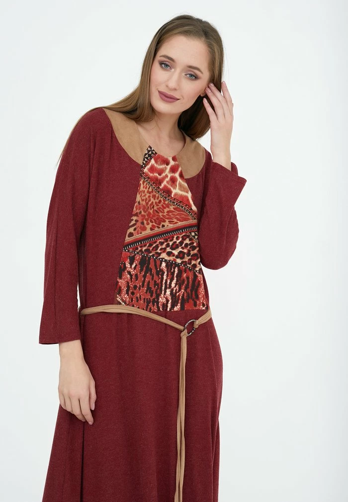 Madam-T CHANTA - Robe Longue - Babine Rot Beige 7 Madam-T CHANTA - Robe Longue - Babine Rot Beige – Image 7