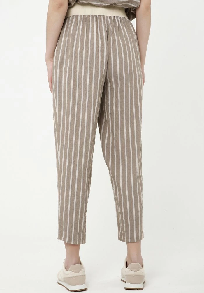 Madam-T CRETA - Pantalon Classique - Hellbraun 3 Madam-T CRETA - Pantalon Classique - Hellbraun – Image 3