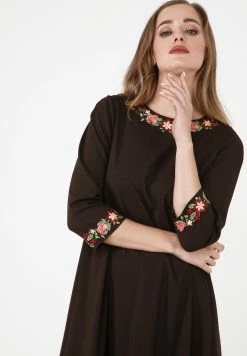 Madam-T Robe De Jour - Braun -Madam-T Soldes 2022 a28593cd20d94843a465f5b58d04de91