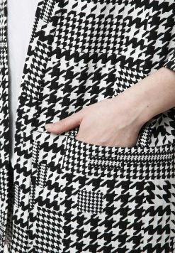 Madam-T Gilet - Weiß Schwarz -Madam-T Soldes 2022 b1ace124773e440b97d830a4322bc0bc