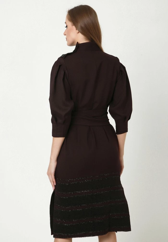 Madam-T MARENA - Robe Fourreau - Pflaume Schwarz 3 Madam-T MARENA - Robe Fourreau - Pflaume Schwarz – Image 3