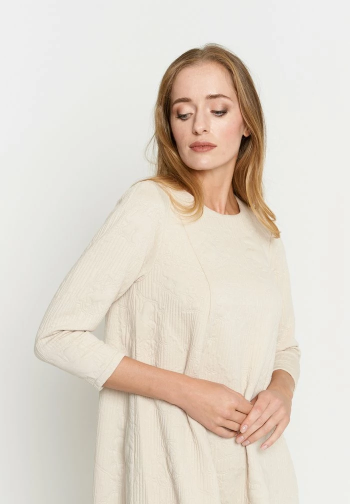 Madam-T MIA - Robe Pull - Sahne 5 Madam-T MIA - Robe Pull - Sahne – Image 5