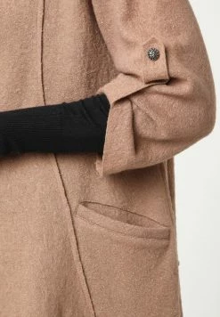 Madam-T FUGA - Gilet - Beige 15 Madam-T FUGA - Gilet - Beige -Madam-T Soldes 2022 eb136db5bc464733acdd9ca0f9e0a164