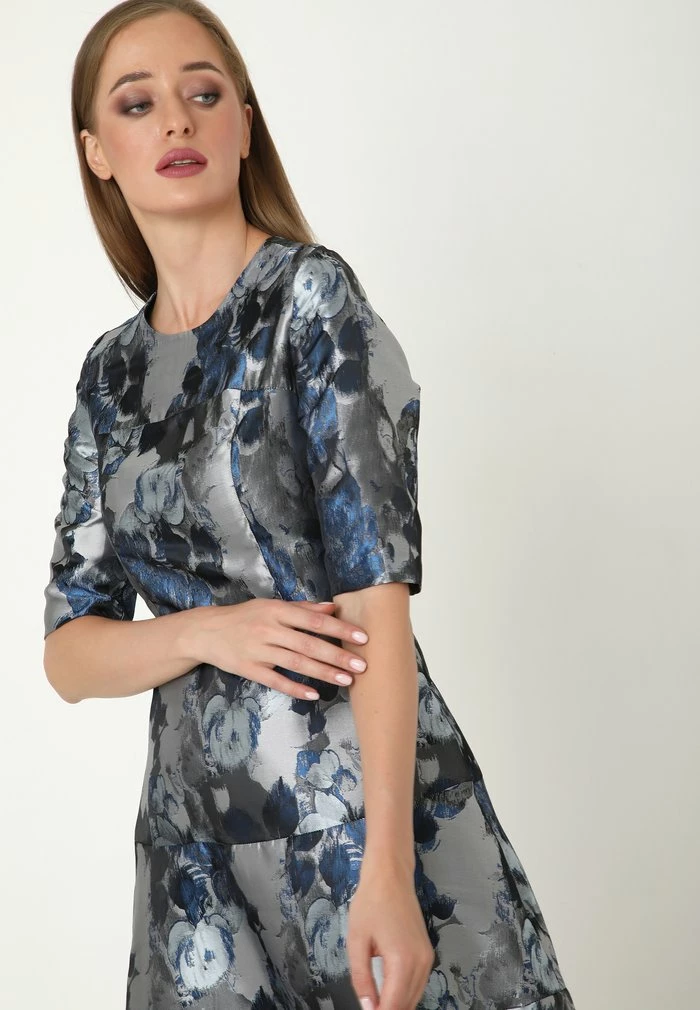 Madam-T Robe De Jour - Silbrig Blau 6 Madam-T Robe De Jour - Silbrig Blau – Image 6